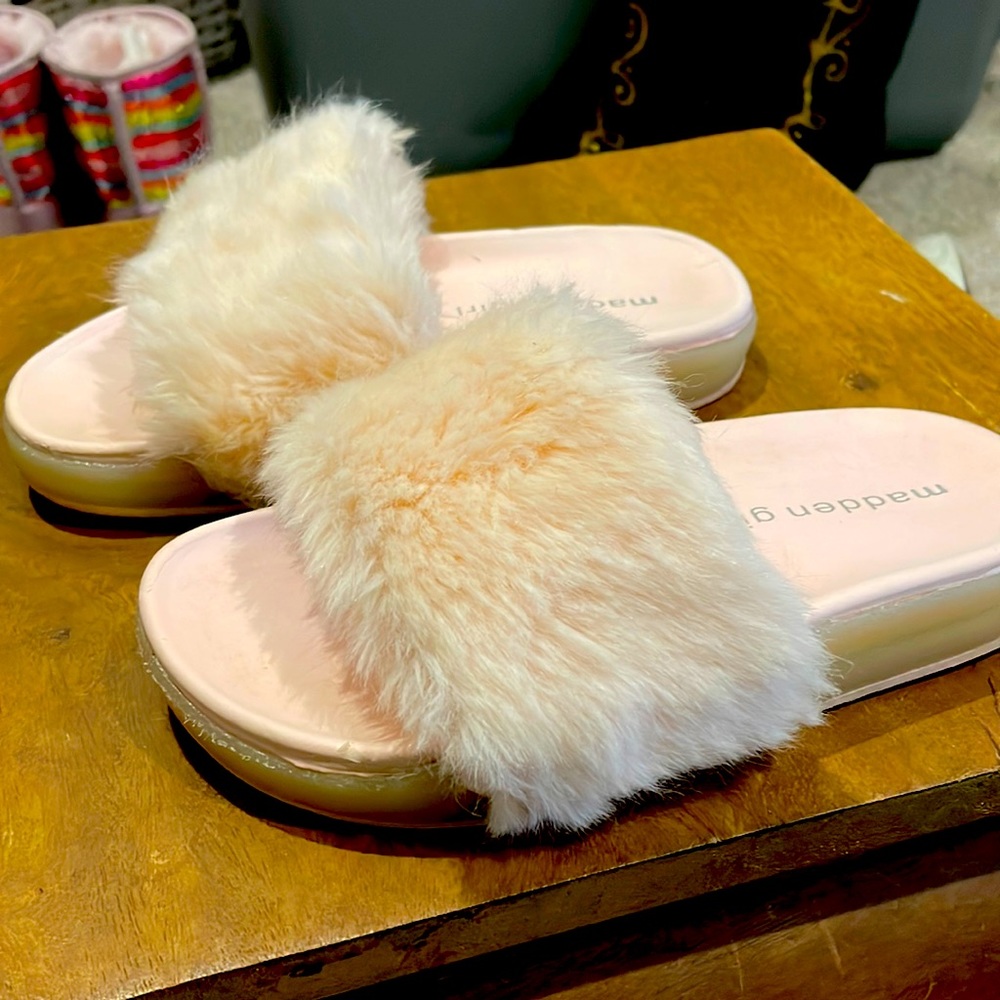 Madden Girl Fancy-F Faux-Fur Slides in Blush Pink Kids size 12